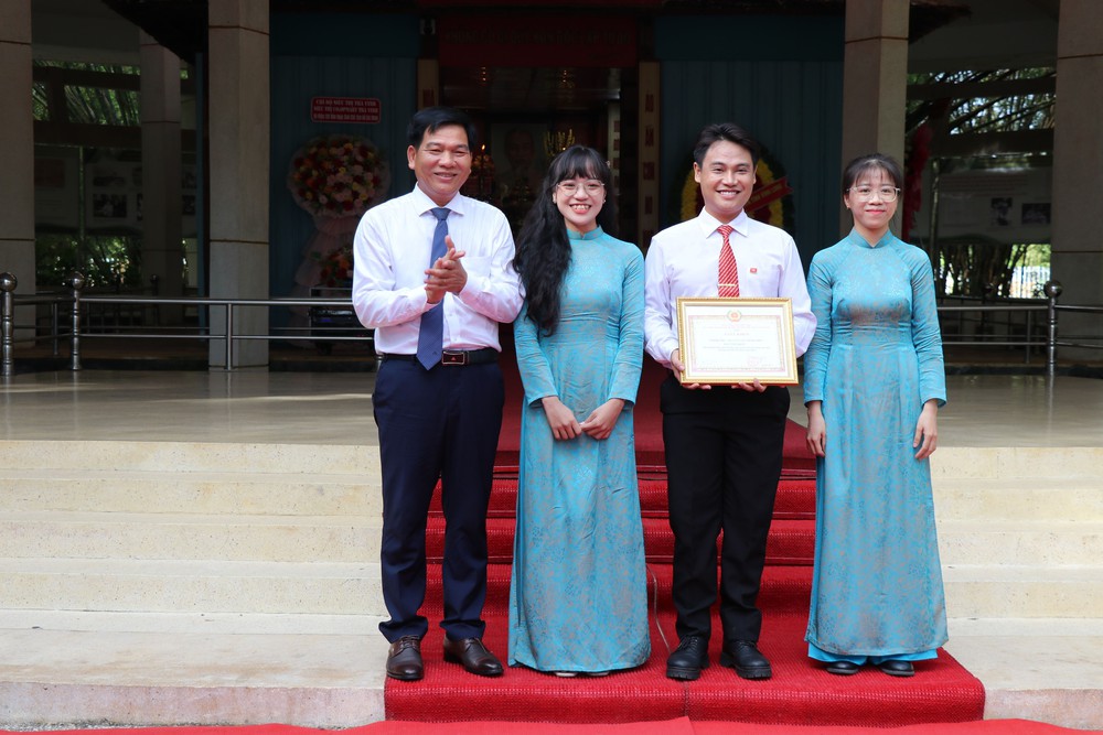 Nhiều hoạt động thiết thực kỷ niệm 136 năm Ngày sinh Chủ tịch Hồ Chí Minh - Ảnh 9. Nhiều hoạt động thiết thực kỷ niệm 136 năm Ngày sinh Chủ tịch Hồ Chí Minh - Ảnh 9.