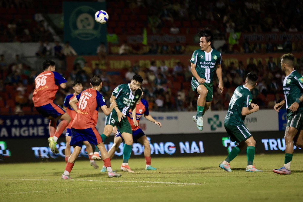 Cuộc đua "song mã" nghẹt thở cho tấm vé lên V-League 2026/27 - Ảnh 2.
