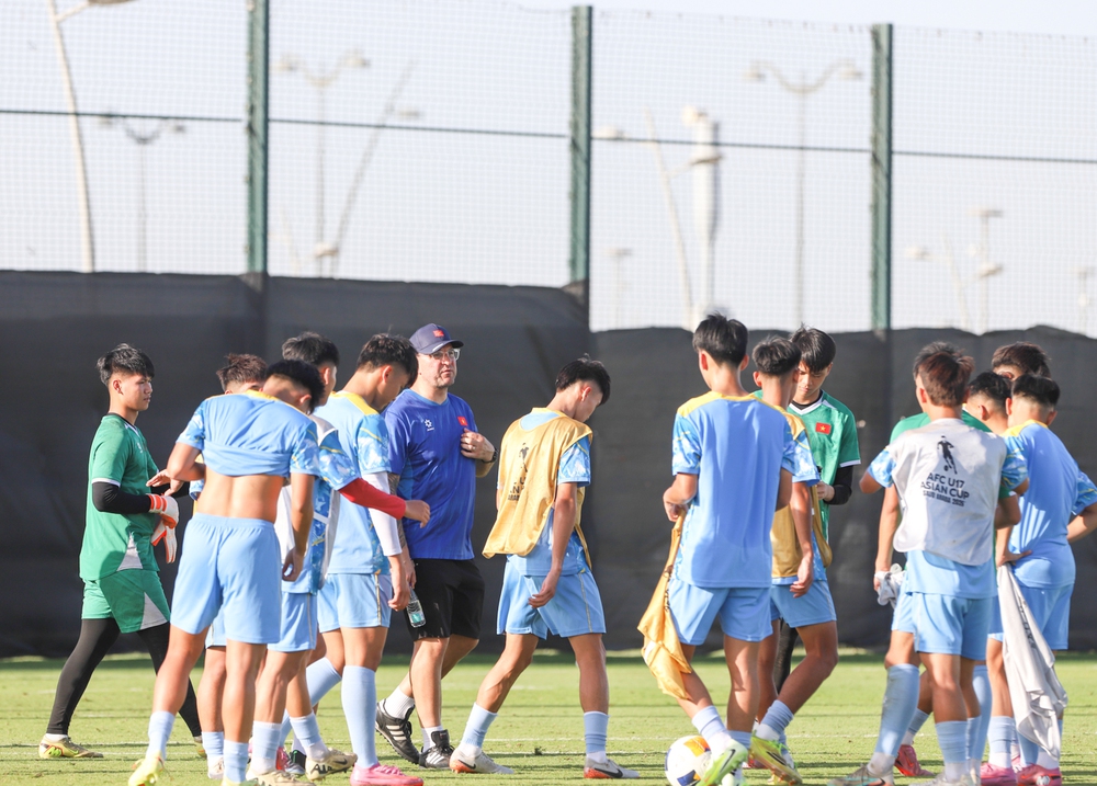 Tin nóng bóng đá Việt hôm nay 3/5: HLV Roland quyết tâm cùng U17 Việt Nam; Đình Bắc tập trung thi đấu cho CAHN - Ảnh 1.