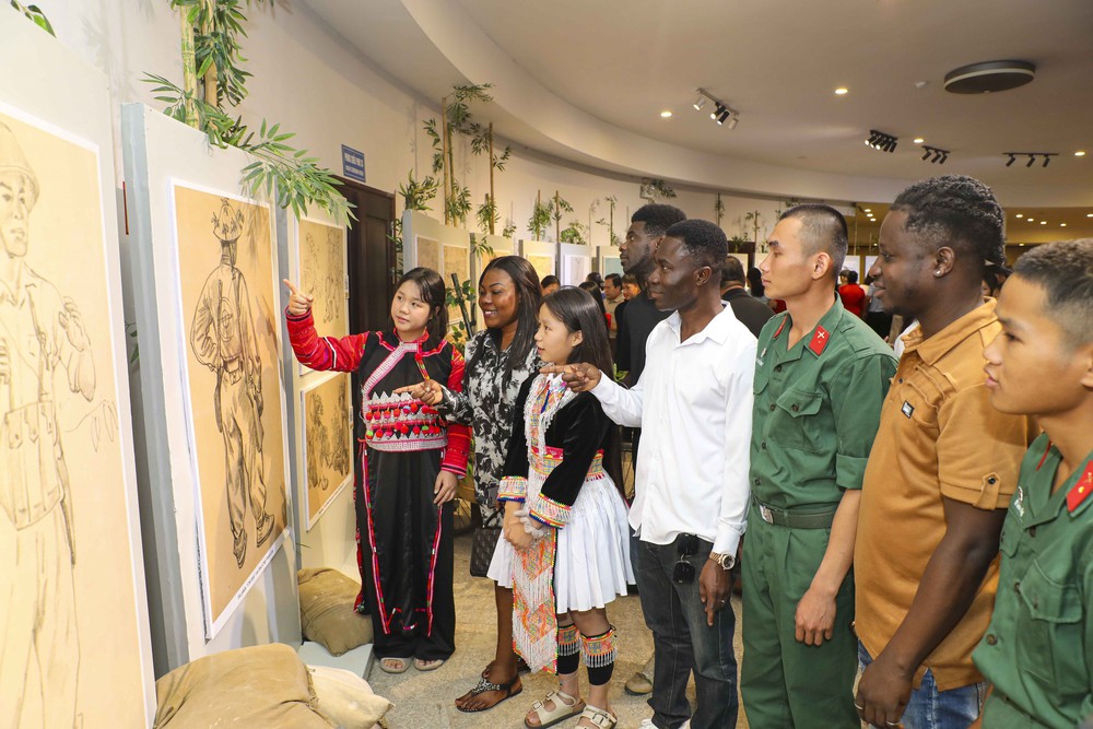 Khai mạc triển lãm “Từ ký họa chiến trường đến sắc màu đương đại” - Ảnh 7.