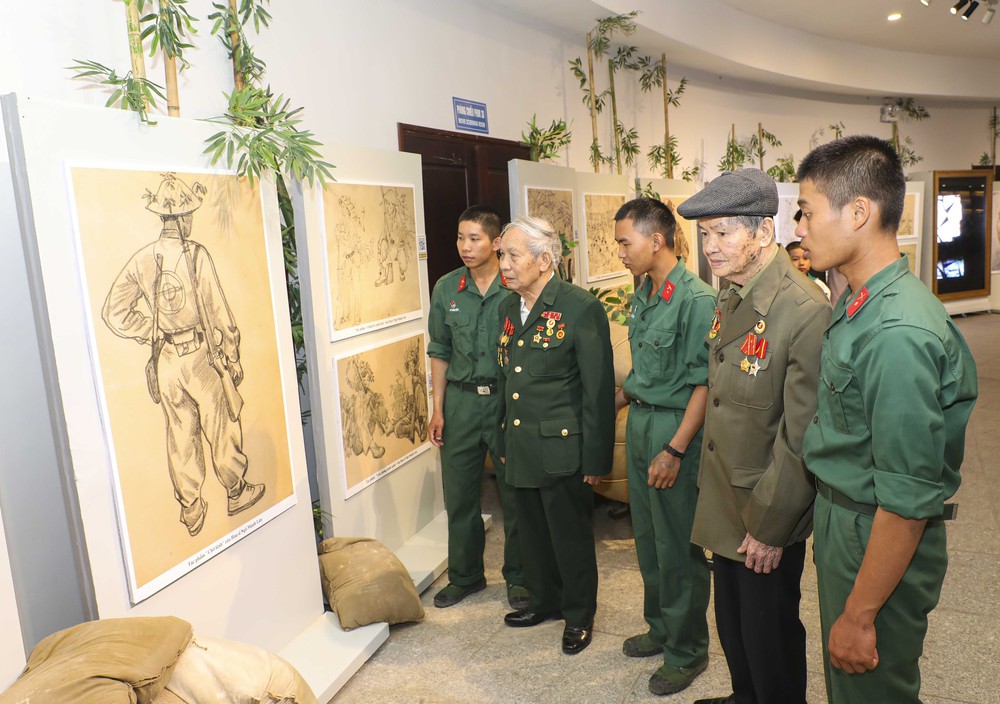 Khai mạc triển lãm “Từ ký họa chiến trường đến sắc màu đương đại” - Ảnh 3.