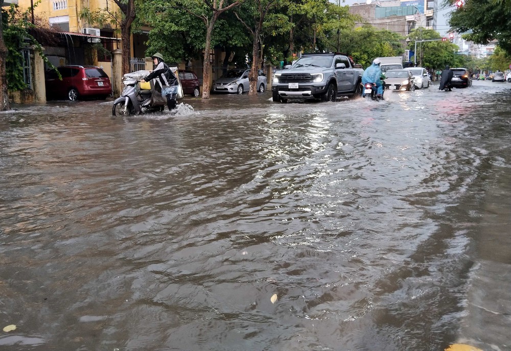 Mưa lớn cục bộ tại Bắc Bộ và Trung Bộ, cảnh báo nguy cơ lũ quét, sạt lở đất - Ảnh 1.