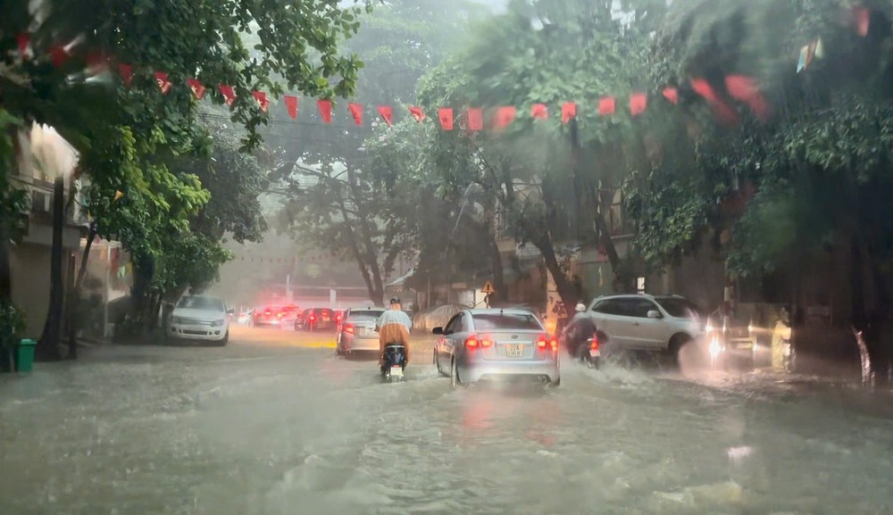 Dự báo thời tiết ngày 3/5: Mưa dông diện rộng, Bắc Bộ có nơi mưa rất to - Ảnh 1.