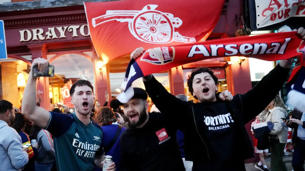 Không chỉ có ở Việt Nam, CĐV Arsenal cũng đổ ra đường đi bão khi đội nhà vô địch - Ảnh 6. Không chỉ có ở Việt Nam, CĐV Arsenal cũng đổ ra đường đi bão khi đội nhà vô địch - Ảnh 6.