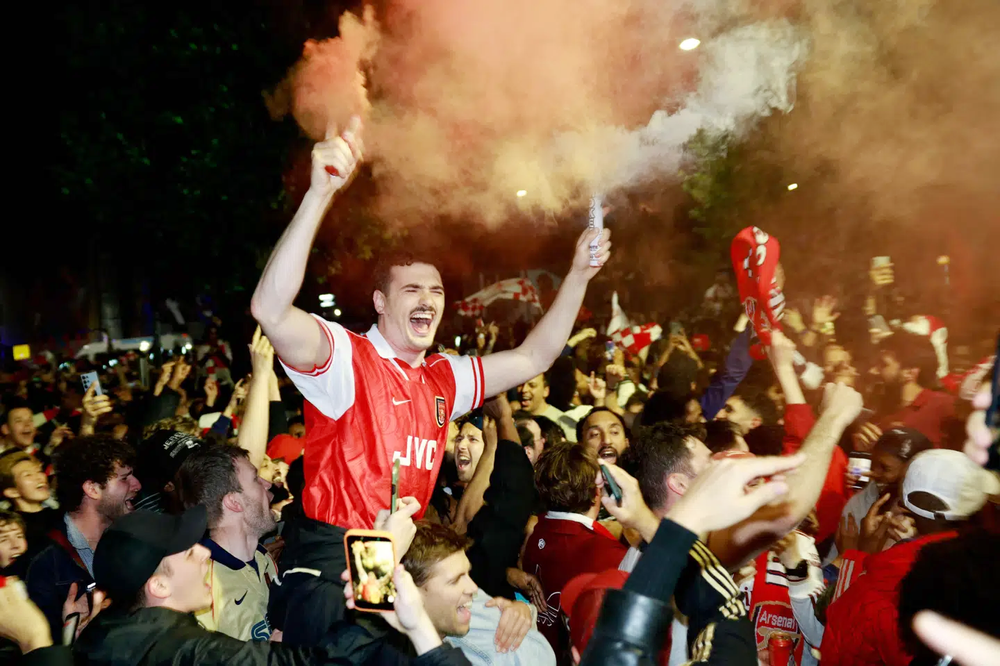 Không chỉ có ở Việt Nam, CĐV Arsenal cũng đổ ra đường đi bão khi đội nhà vô địch - Ảnh 7. Không chỉ có ở Việt Nam, CĐV Arsenal cũng đổ ra đường đi bão khi đội nhà vô địch - Ảnh 7.