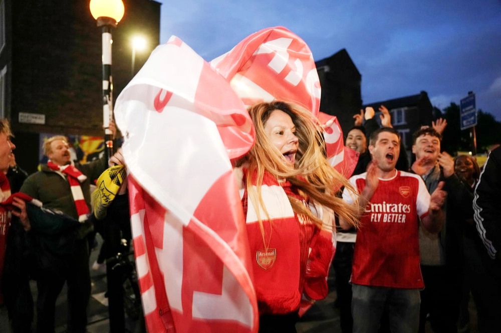 Không chỉ có ở Việt Nam, CĐV Arsenal cũng đổ ra đường đi bão khi đội nhà vô địch - Ảnh 8. Không chỉ có ở Việt Nam, CĐV Arsenal cũng đổ ra đường đi bão khi đội nhà vô địch - Ảnh 8.