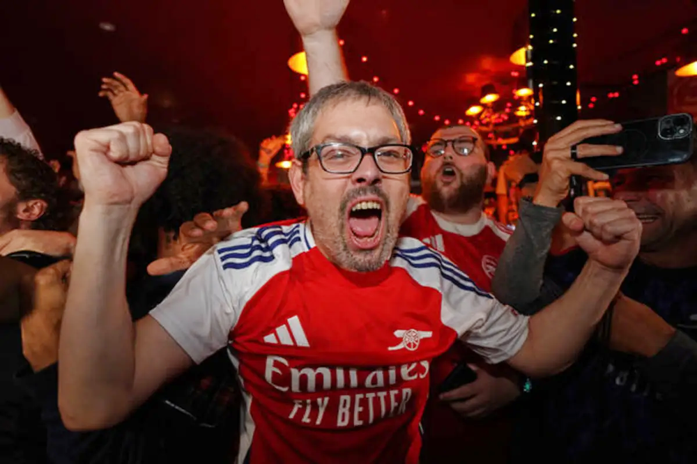Không chỉ có ở Việt Nam, CĐV Arsenal cũng đổ ra đường đi bão khi đội nhà vô địch - Ảnh 4. Không chỉ có ở Việt Nam, CĐV Arsenal cũng đổ ra đường đi bão khi đội nhà vô địch - Ảnh 4.