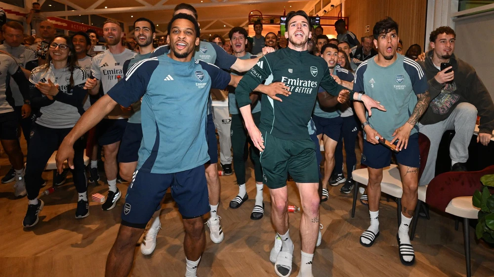 Không chỉ có ở Việt Nam, CĐV Arsenal cũng đổ ra đường đi bão khi đội nhà vô địch - Ảnh 13. Không chỉ có ở Việt Nam, CĐV Arsenal cũng đổ ra đường đi bão khi đội nhà vô địch - Ảnh 13.