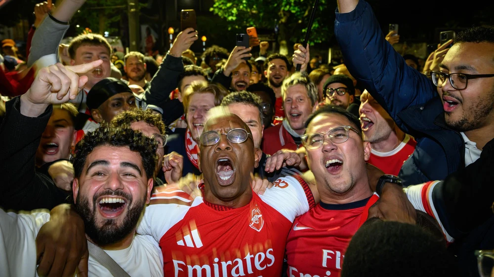 Không chỉ có ở Việt Nam, CĐV Arsenal cũng đổ ra đường đi bão khi đội nhà vô địch - Ảnh 12. Không chỉ có ở Việt Nam, CĐV Arsenal cũng đổ ra đường đi bão khi đội nhà vô địch - Ảnh 12.