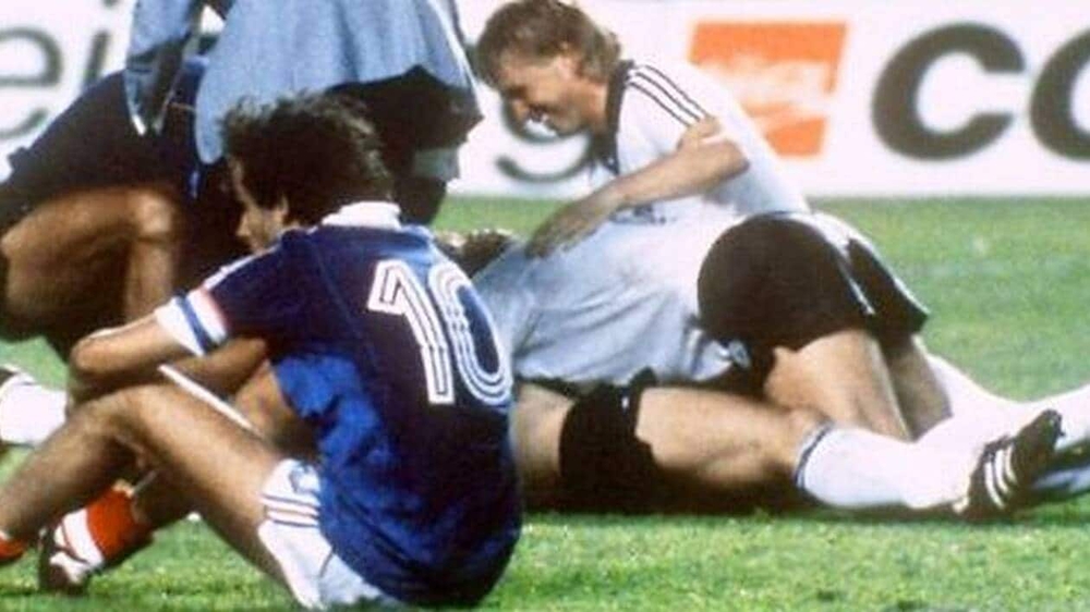 Chuyện World Cup ngày xưa: Seville 1982 - trận cầu vĩ đại nhất nhưng tai tiếng nhất lịch sử - Ảnh 6. Chuyện World Cup ngày xưa: Seville 1982 - trận cầu vĩ đại nhất nhưng tai tiếng nhất lịch sử - Ảnh 6.