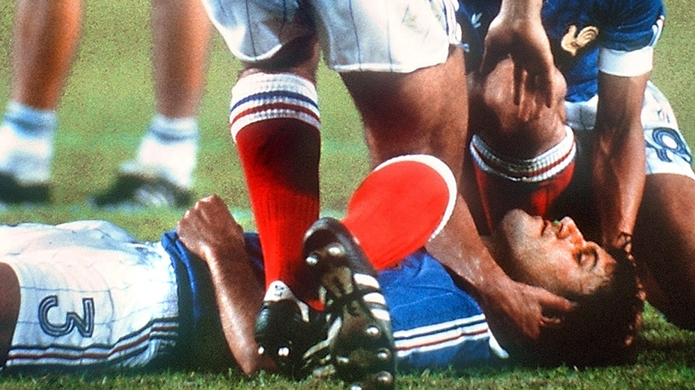 Chuyện World Cup ngày xưa: Seville 1982 - trận cầu vĩ đại nhất nhưng tai tiếng nhất lịch sử - Ảnh 3. Chuyện World Cup ngày xưa: Seville 1982 - trận cầu vĩ đại nhất nhưng tai tiếng nhất lịch sử - Ảnh 3.