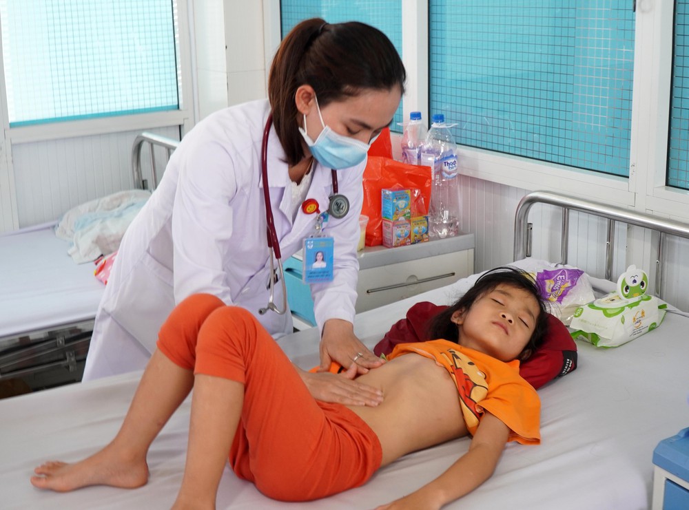Làm rõ nguyên nhân 27 học sinh nhập viện nghi do ngộ độc thực phẩm - Ảnh 1.