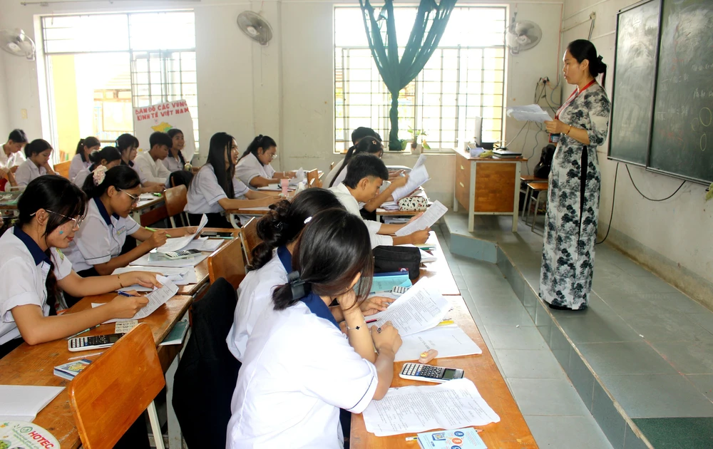 Kỳ thi tốt nghiệp THPT năm 2026: Hỗ trợ học sinh ôn tập, giảm bớt áp lực, căng thẳng - Ảnh 1.