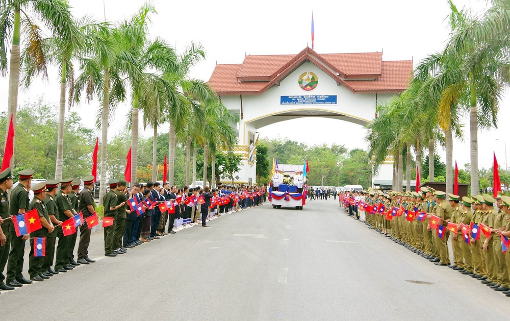 Lễ đón nhận 28 hài cốt liệt sĩ quân tình nguyện và chuyên gia Việt Nam hy sinh tại Lào - Ảnh 8.