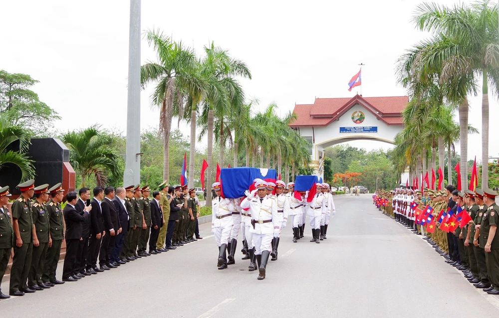 Lễ đón nhận 28 hài cốt liệt sĩ quân tình nguyện và chuyên gia Việt Nam hy sinh tại Lào - Ảnh 7.