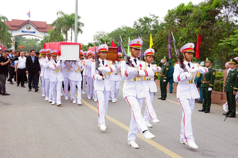 Lễ đón nhận 28 hài cốt liệt sĩ quân tình nguyện và chuyên gia Việt Nam hy sinh tại Lào - Ảnh 5.