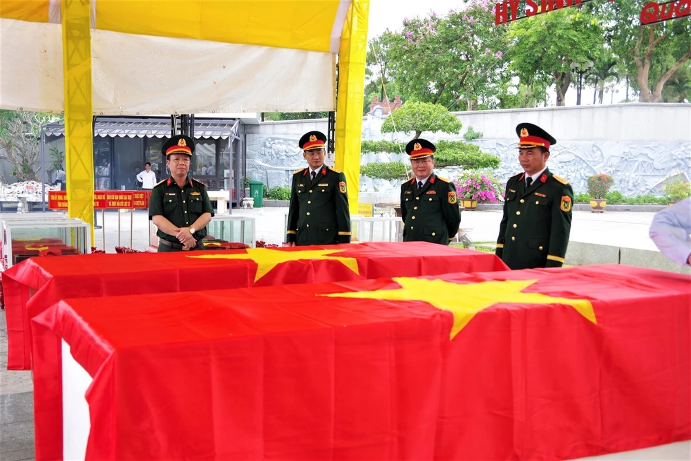 Lễ đón nhận 28 hài cốt liệt sĩ quân tình nguyện và chuyên gia Việt Nam hy sinh tại Lào - Ảnh 2.