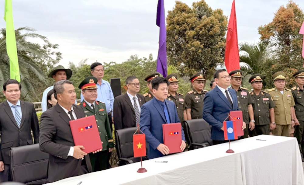 Lễ đón nhận 28 hài cốt liệt sĩ quân tình nguyện và chuyên gia Việt Nam hy sinh tại Lào - Ảnh 1.