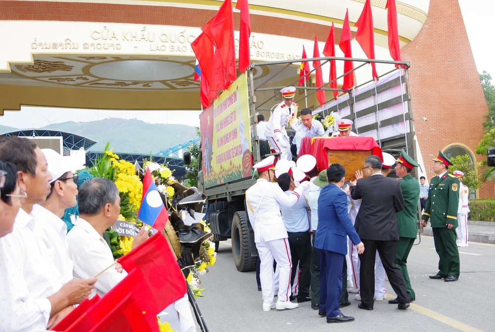 Lễ đón nhận 28 hài cốt liệt sĩ quân tình nguyện và chuyên gia Việt Nam hy sinh tại Lào - Ảnh 6.