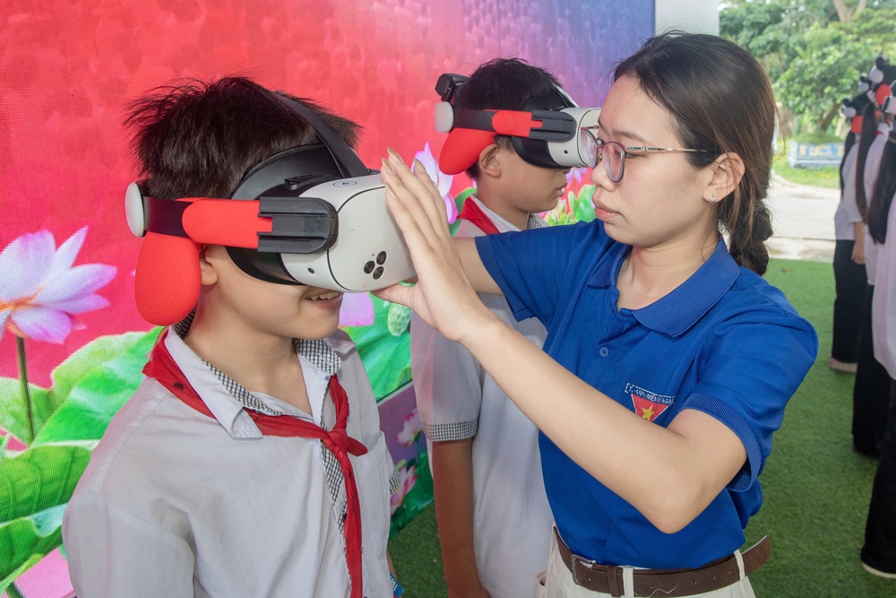 Chương trình trải nghiệm thực tế ảo "Trở về thời khắc thiêng liêng" ở Nghệ An - Ảnh 2. Chương trình trải nghiệm thực tế ảo "Trở về thời khắc thiêng liêng" ở Nghệ An - Ảnh 2.