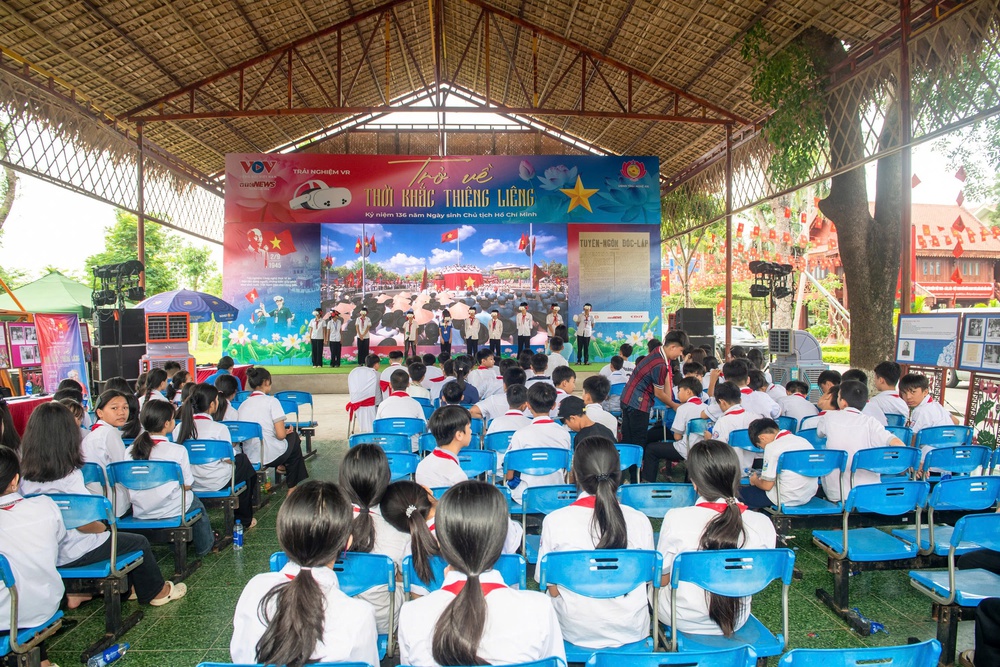 Chương trình trải nghiệm thực tế ảo "Trở về thời khắc thiêng liêng" ở Nghệ An - Ảnh 1. Chương trình trải nghiệm thực tế ảo "Trở về thời khắc thiêng liêng" ở Nghệ An - Ảnh 1.
