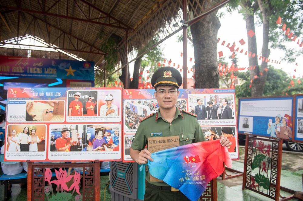 Chương trình trải nghiệm thực tế ảo "Trở về thời khắc thiêng liêng" ở Nghệ An - Ảnh 5. Chương trình trải nghiệm thực tế ảo "Trở về thời khắc thiêng liêng" ở Nghệ An - Ảnh 5.