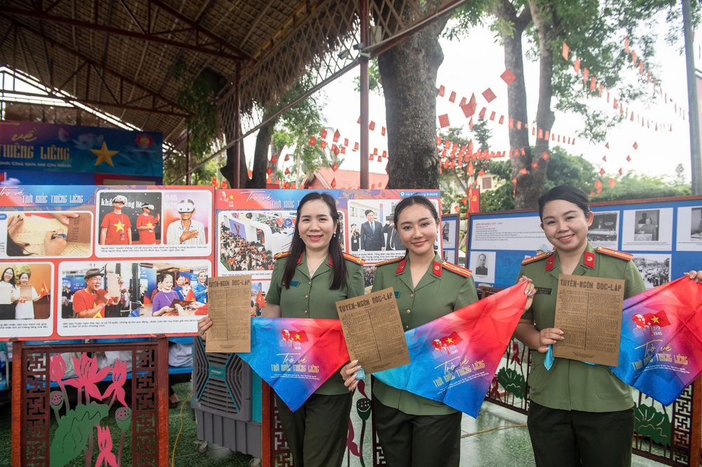 Chương trình trải nghiệm thực tế ảo "Trở về thời khắc thiêng liêng" ở Nghệ An - Ảnh 6. Chương trình trải nghiệm thực tế ảo "Trở về thời khắc thiêng liêng" ở Nghệ An - Ảnh 6.