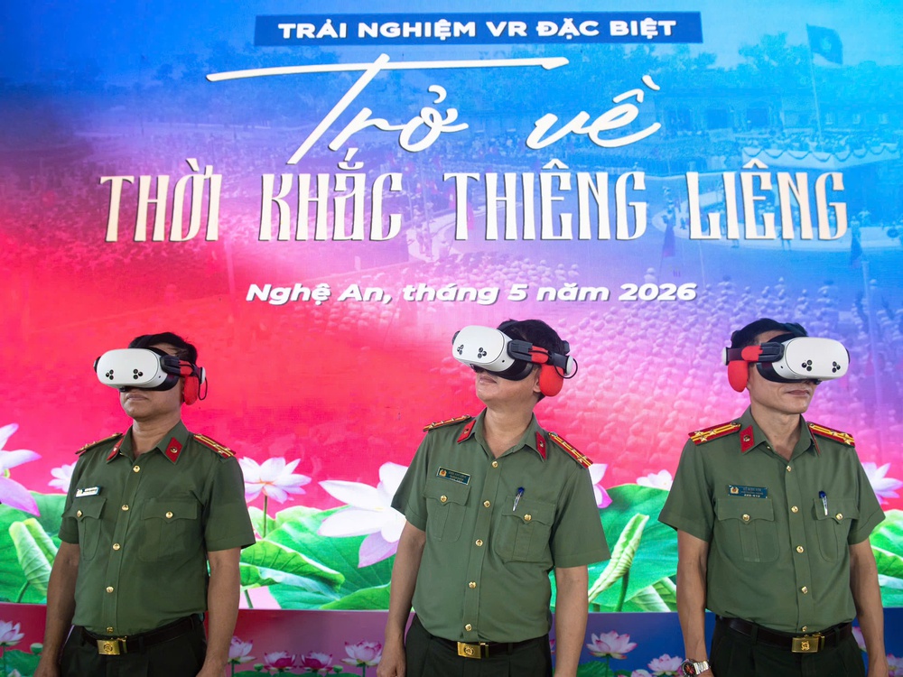 Chương trình trải nghiệm thực tế ảo "Trở về thời khắc thiêng liêng" ở Nghệ An - Ảnh 4. Chương trình trải nghiệm thực tế ảo "Trở về thời khắc thiêng liêng" ở Nghệ An - Ảnh 4.