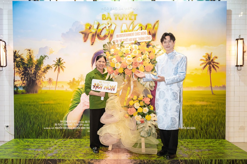 Lần đầu bắn Rap và quay MV, Bà Tuyết bất ngờ nhận được nhiều tán thưởng - Ảnh 2. Lần đầu bắn Rap và quay MV, Bà Tuyết bất ngờ nhận được nhiều tán thưởng - Ảnh 2.