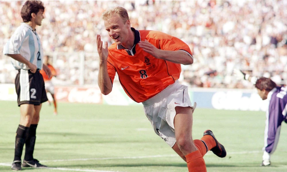 Chuyện World Cup ngày xưa: Dennis Bergkamp - kẻ cầu toàn & cú vẩy má lưu danh lịch sử - Ảnh 1.
