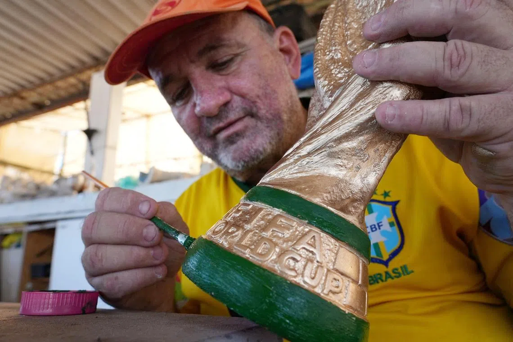 Nghệ nhân hơn 30 năm miệt mài chế tác cúp vàng World Cup - Ảnh 1. Nghệ nhân hơn 30 năm miệt mài chế tác cúp vàng World Cup - Ảnh 1.