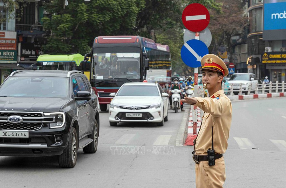 Hà Nội chống ùn tắc giao thông phục vụ Kỳ thi tốt nghiệp THPT - Ảnh 1. Hà Nội chống ùn tắc giao thông phục vụ Kỳ thi tốt nghiệp THPT - Ảnh 1.