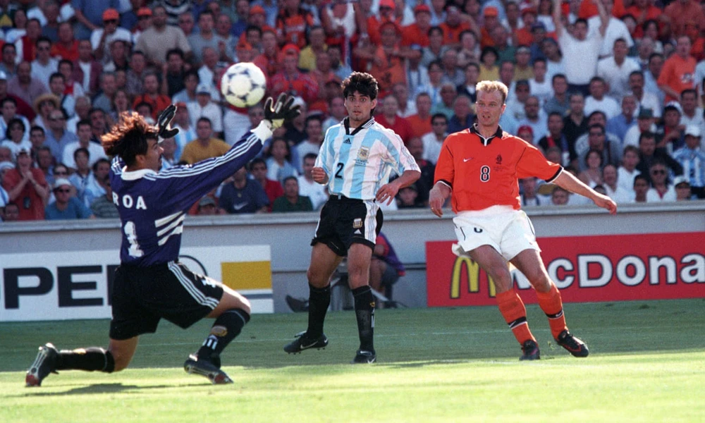 Chuyện World Cup ngày xưa: Dennis Bergkamp - kẻ cầu toàn & cú vẩy má lưu danh lịch sử - Ảnh 5.