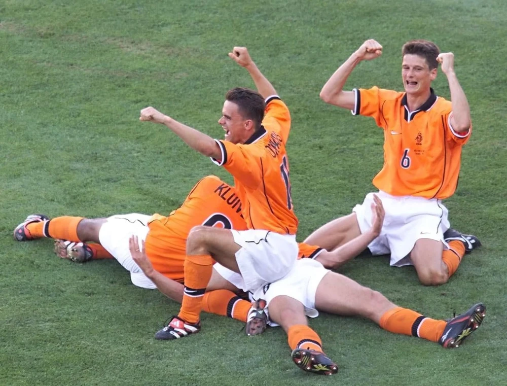 Chuyện World Cup ngày xưa: Dennis Bergkamp - kẻ cầu toàn & cú vẩy má lưu danh lịch sử - Ảnh 8.