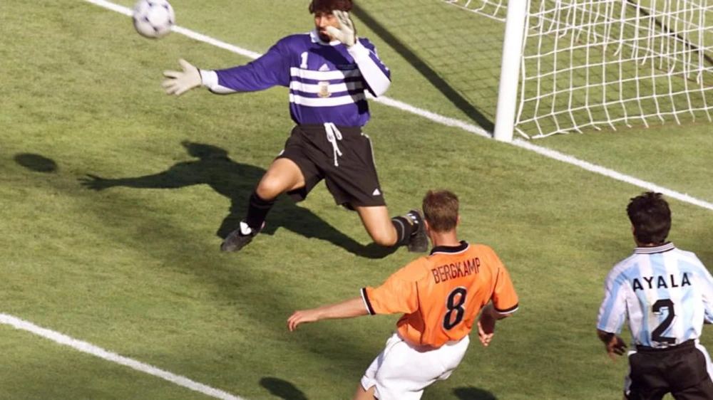 Chuyện World Cup ngày xưa: Dennis Bergkamp - kẻ cầu toàn & cú vẩy má lưu danh lịch sử - Ảnh 6.