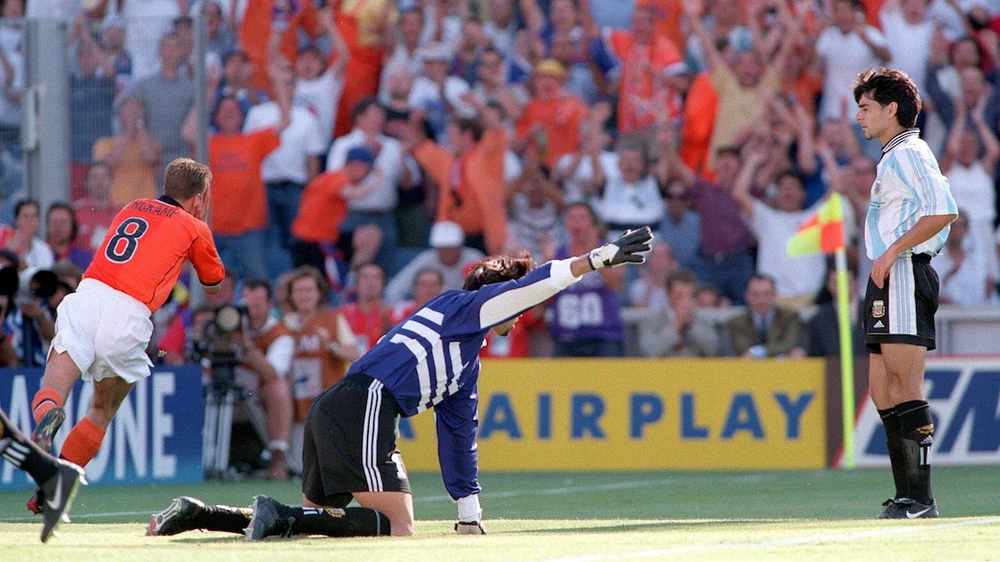 Chuyện World Cup ngày xưa: Dennis Bergkamp - kẻ cầu toàn & cú vẩy má lưu danh lịch sử - Ảnh 7.