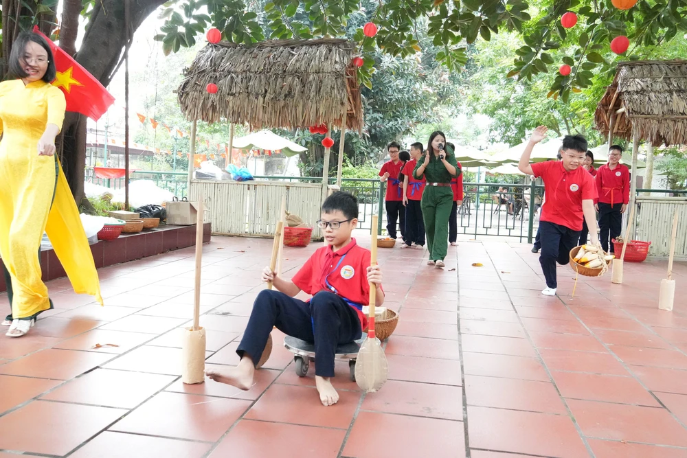 Đưa lịch sử đến gần học sinh bằng hoạt động trải nghiệm - Ảnh 4.