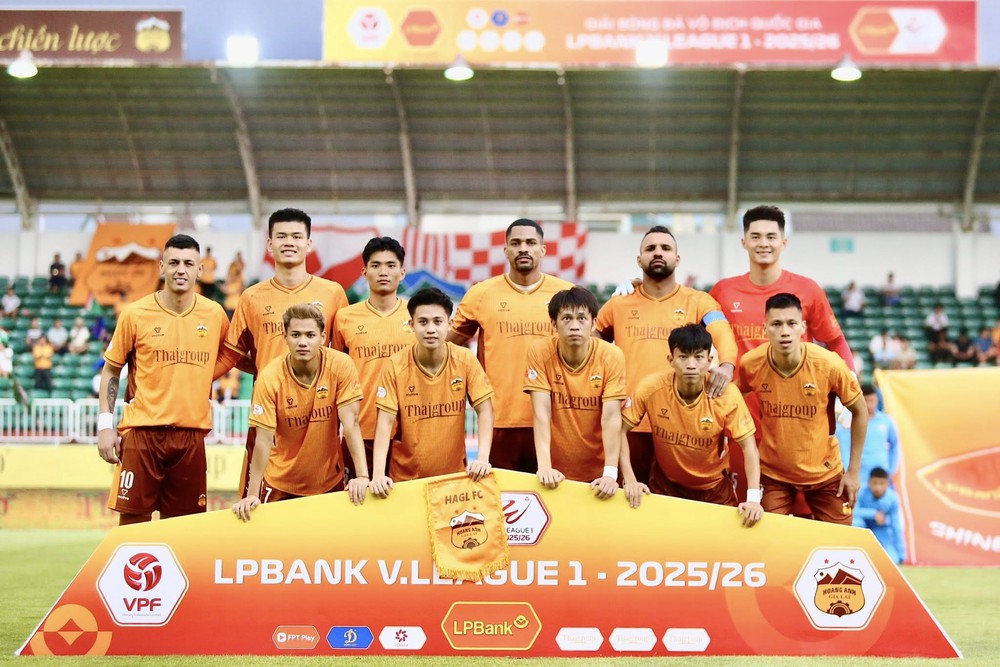 HAGL hiện đứng thứ 11 V-League với 22 điểm, chỉ hơn nhóm nguy hiểm khoảng cách không quá lớn HAGL hiện đứng thứ 11 V-League với 22 điểm, chỉ hơn nhóm nguy hiểm khoảng cách không quá lớn