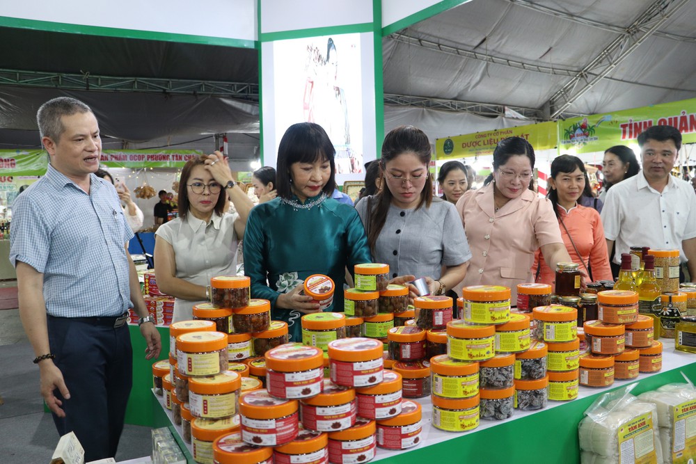 400 gian hàng tham gia ngày hội du lịch, ẩm thực, xúc tiến thương mại An Giang - Ảnh 2.