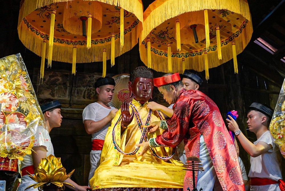 Ấn tượng nghi thức "Phong áo Phật" tại Lễ hội làng Keo - Ảnh 4. Ấn tượng nghi thức "Phong áo Phật" tại Lễ hội làng Keo - Ảnh 4.