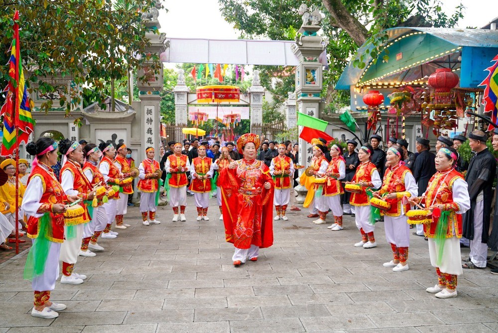 Ấn tượng nghi thức "Phong áo Phật" tại Lễ hội làng Keo - Ảnh 7. Ấn tượng nghi thức "Phong áo Phật" tại Lễ hội làng Keo - Ảnh 7.