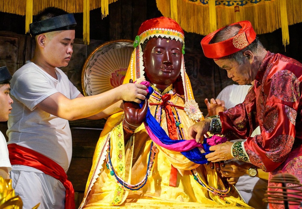 Ấn tượng nghi thức "Phong áo Phật" tại Lễ hội làng Keo - Ảnh 3. Ấn tượng nghi thức "Phong áo Phật" tại Lễ hội làng Keo - Ảnh 3.