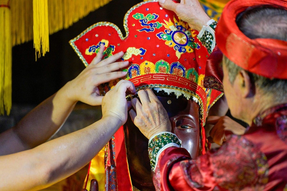 Ấn tượng nghi thức "Phong áo Phật" tại Lễ hội làng Keo - Ảnh 2. Ấn tượng nghi thức "Phong áo Phật" tại Lễ hội làng Keo - Ảnh 2.