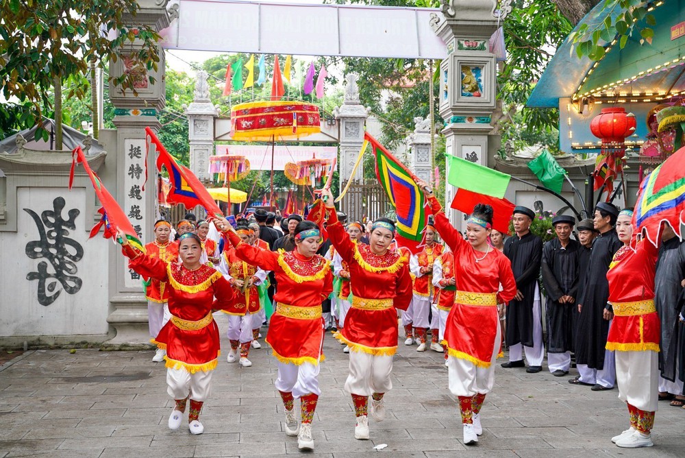 Ấn tượng nghi thức "Phong áo Phật" tại Lễ hội làng Keo - Ảnh 8. Ấn tượng nghi thức "Phong áo Phật" tại Lễ hội làng Keo - Ảnh 8.