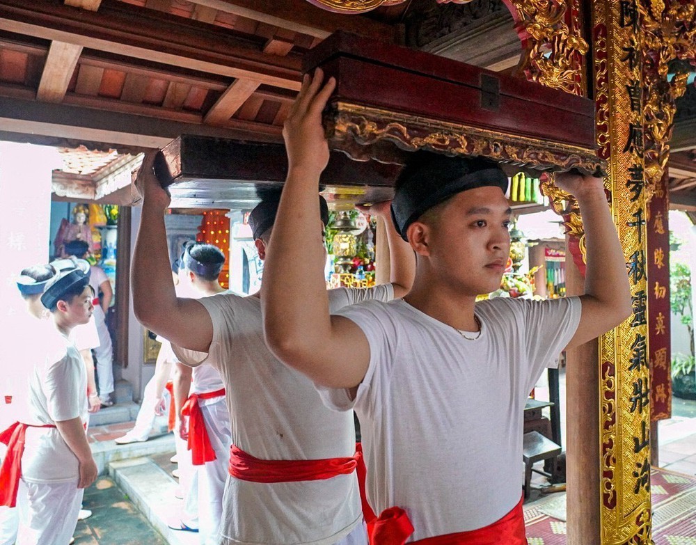 Ấn tượng nghi thức "Phong áo Phật" tại Lễ hội làng Keo - Ảnh 5. Ấn tượng nghi thức "Phong áo Phật" tại Lễ hội làng Keo - Ảnh 5.