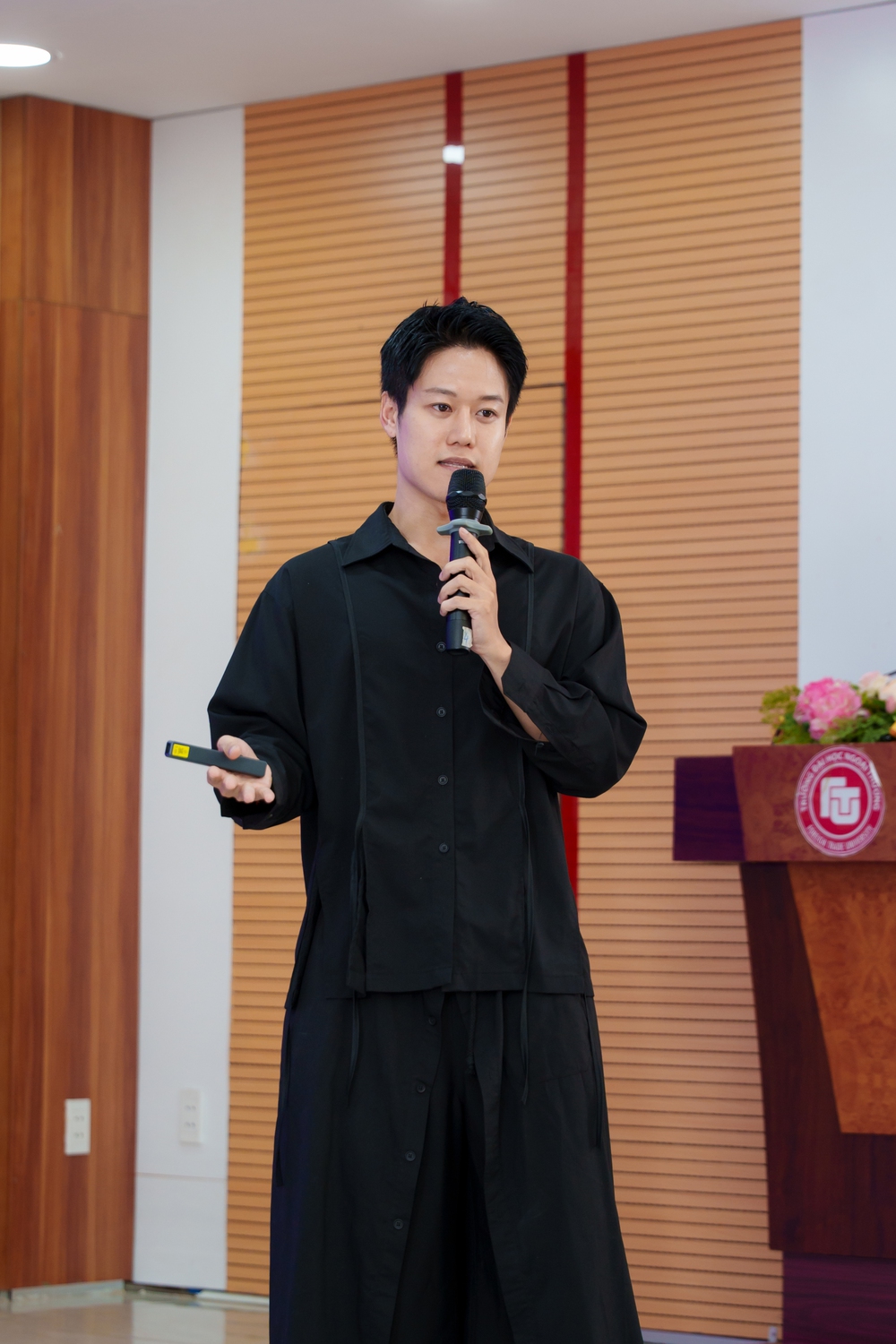 Xtalk mùa 2 cùng sinh viên thảo luận chủ đề: "Điều gì đứng sau một nghệ sĩ thành công?" - Ảnh 3.