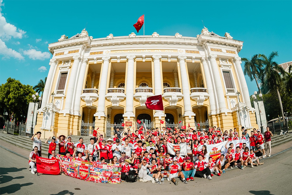 Arsenal vô địch, Pháo Thủ Việt Nam ăn mừng hoành tráng tại Thủ đô - Ảnh 3. Arsenal vô địch, Pháo Thủ Việt Nam ăn mừng hoành tráng tại Thủ đô - Ảnh 3.