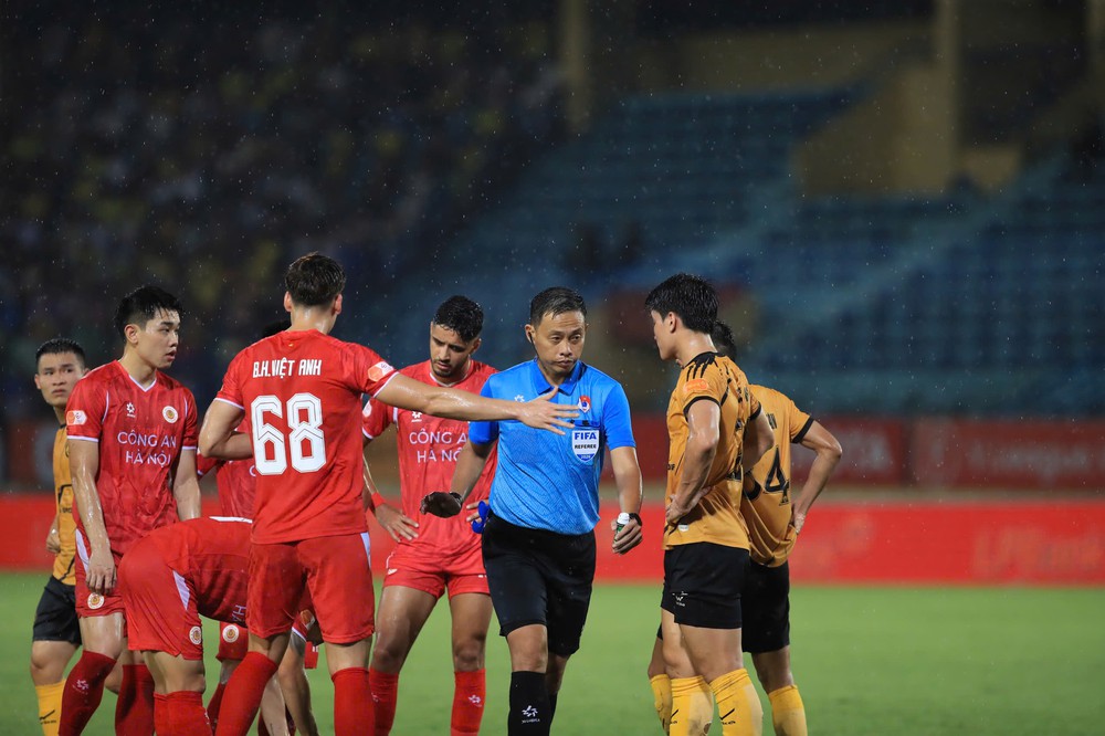 V-League trở lại với nhiều thay đổi, không để ánh hào quang ASEAN Cup nguội lạnh - Ảnh 2. V-League trở lại với nhiều thay đổi, không để ánh hào quang ASEAN Cup nguội lạnh - Ảnh 2.