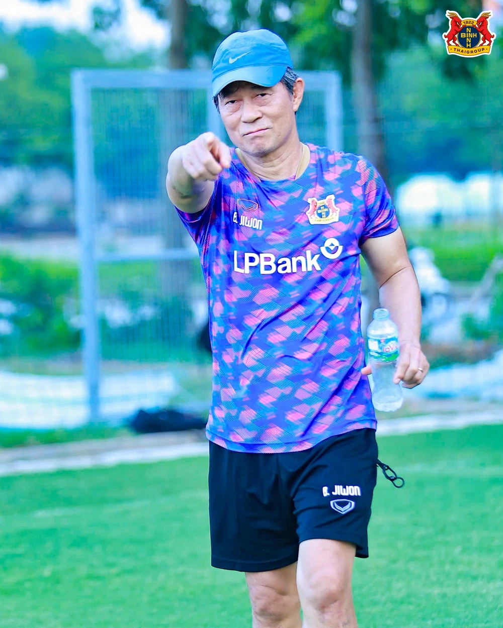 Văn Lâm tiếc nuối, HLV Bae Ji Won quyết không bỏ cuộc dù Ninh Bình hòa CA TPHCM - Ảnh 2. Văn Lâm tiếc nuối, HLV Bae Ji Won quyết không bỏ cuộc dù Ninh Bình hòa CA TPHCM - Ảnh 2.