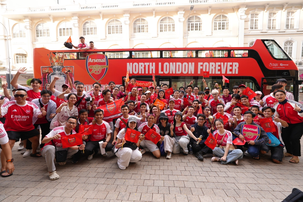 Arsenal vô địch, Pháo Thủ Việt Nam ăn mừng hoành tráng tại Thủ đô - Ảnh 2. Arsenal vô địch, Pháo Thủ Việt Nam ăn mừng hoành tráng tại Thủ đô - Ảnh 2.